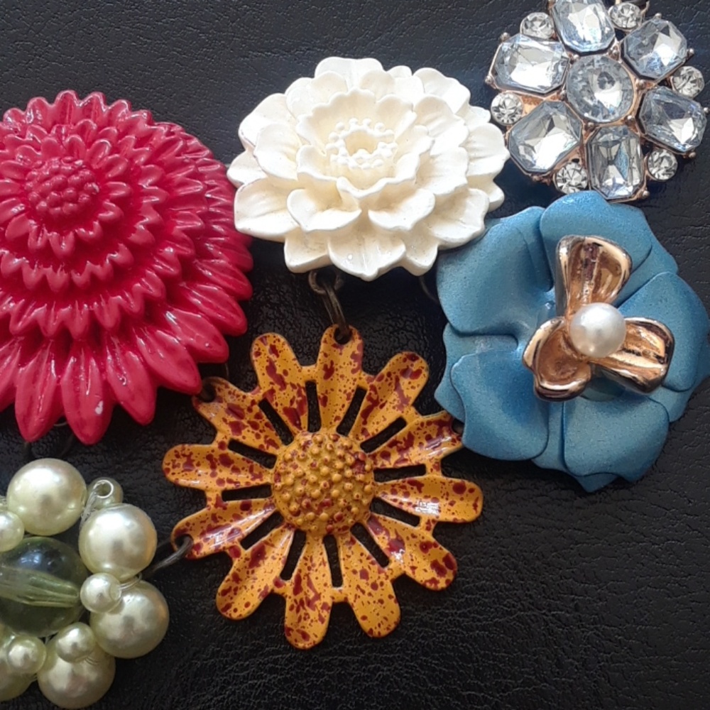 Flower button necklace - Picture 3 of 4